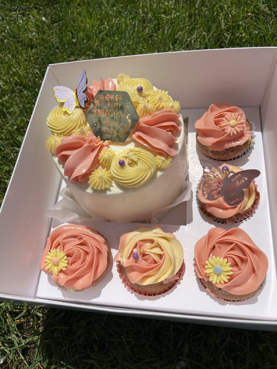 Happy Mothers Day Cake With Light Pink Icing