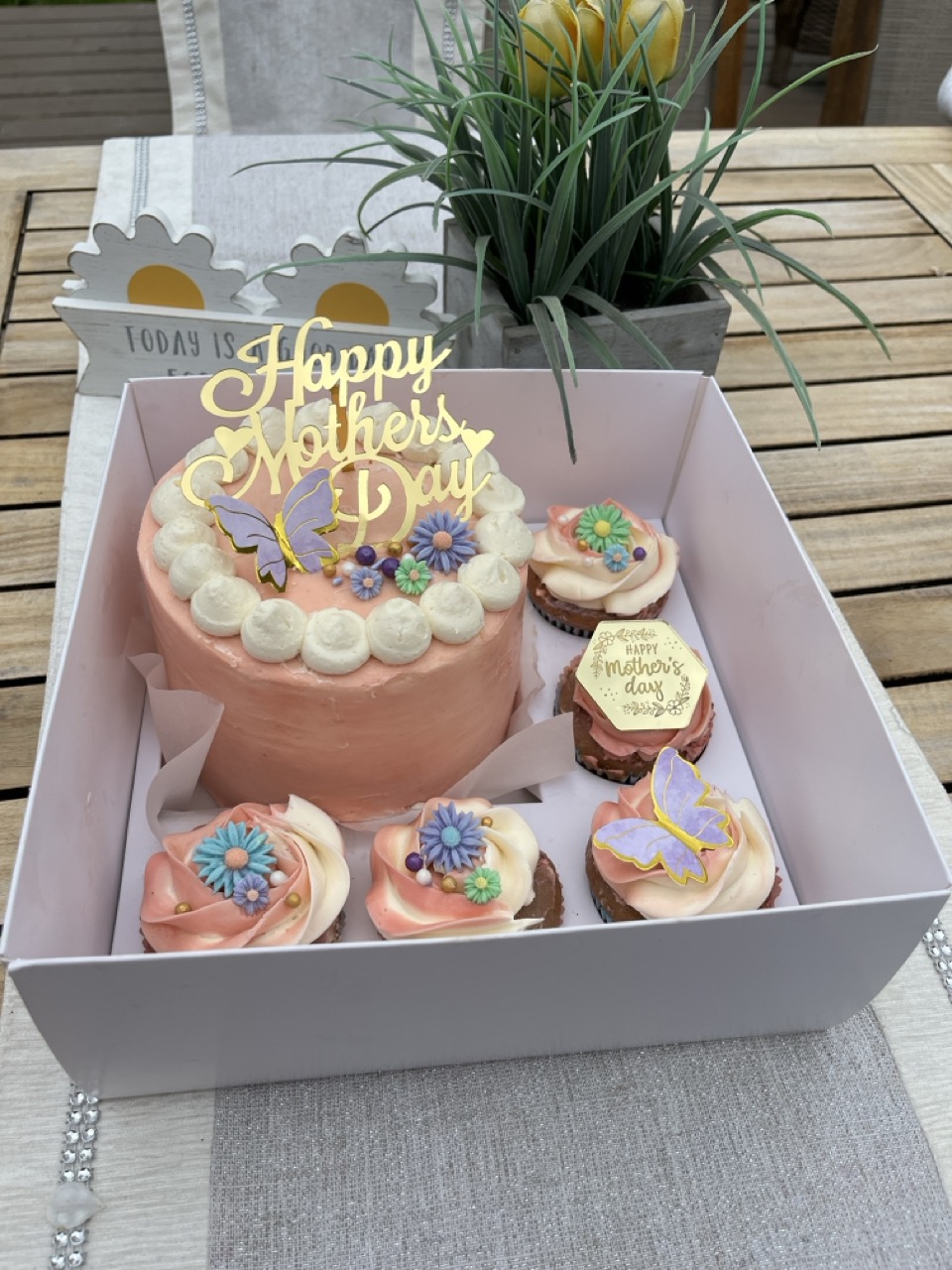 Happy Mothers Day Cake With Cup Cakes